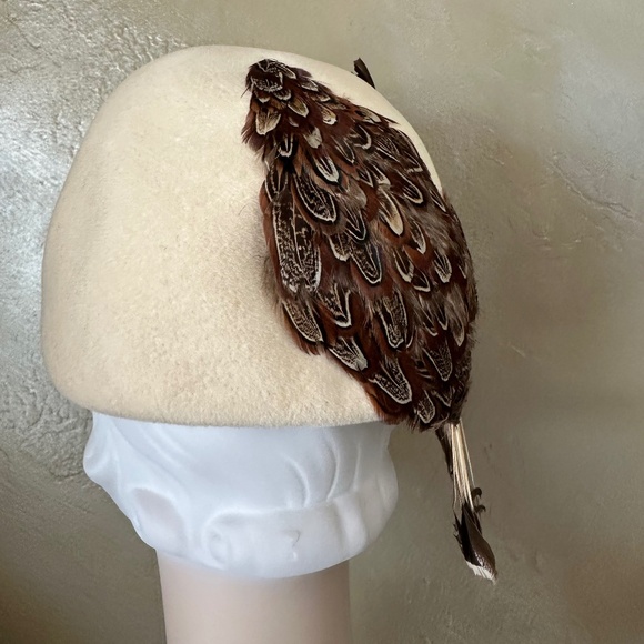 SUPERB DESIGNER OFF WHITE FELT HAT WITH "BIRD" MADE OF SMALL FEATHERS & QUILLS - Picture 5 of 11